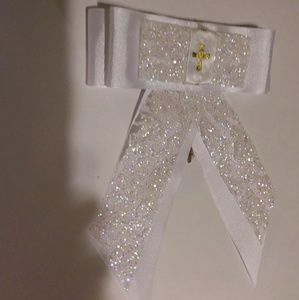 Bow brooch